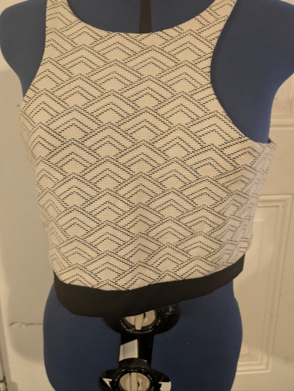 NWT Express Women’s Large Black White Geometric Crop Top Back Zip Sleeveless - Picture 7 of 8